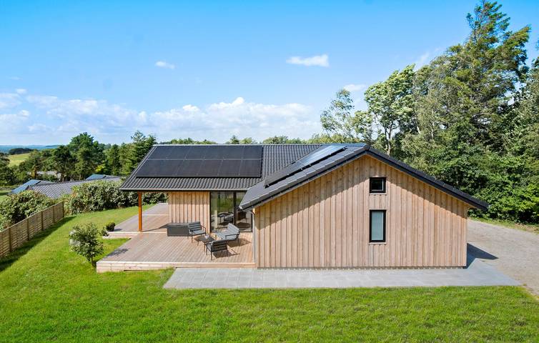 Ferieudlejning for 10 personer, med jacuzzi og sauna samt terrasse, husdyr tilladt i Fåborg