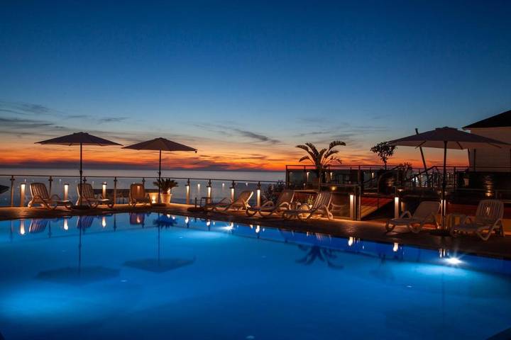 Gîte pour 6 personnes, avec Terrasse et Jacuzzi ainsi que Piscine et Vue à Zambrone