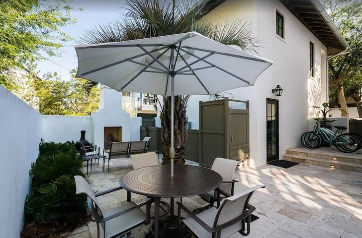 Beach rental for 12 people, with hot tub and balcony as well as pool in Rosemary Beach