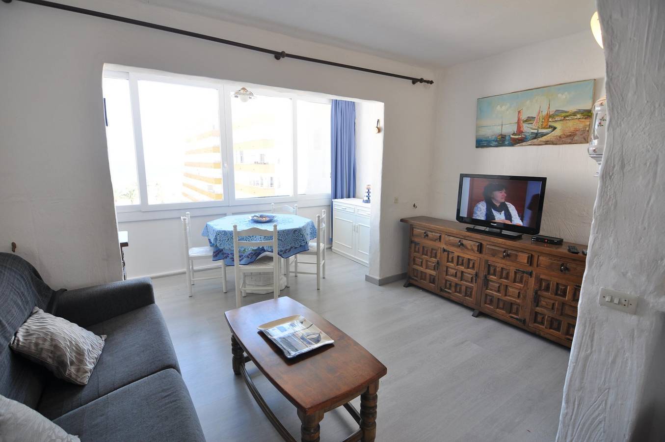 Entire apartment, Cozy studio in Roses, Costa Brava! Ideal for 3 people, 100 m from the beach, with sea views and amenities. in Santa Margarida, Roses