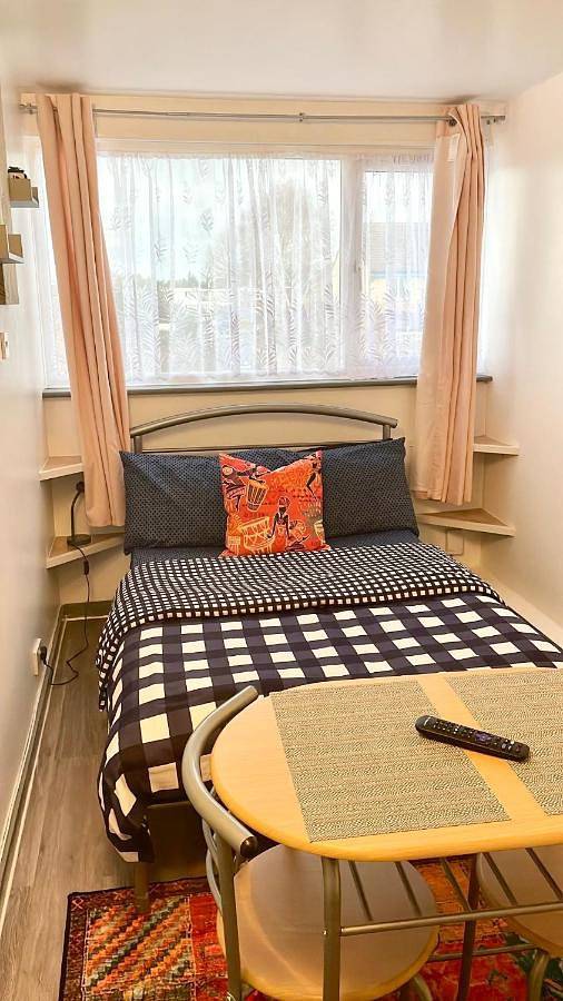 12 Penn Gardens- Apart 2 in Havering, Londres