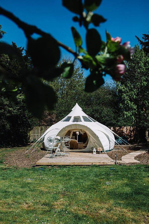 Tent for 4 people, with garden and view as well as pool, with pets in Yorkshire