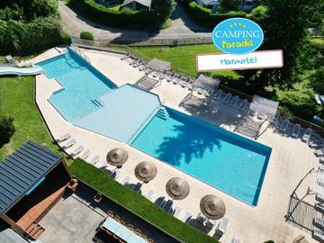 Parc de vacances pour 5 personnes, avec terrasse ainsi que vue et piscine, animaux acceptés à Saint-Geniez-d'Olt