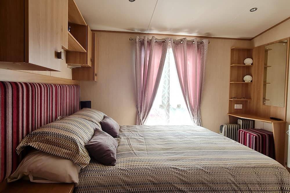 Picturesque Lakeside 6 Berth Caravan with a private fishing peg in Tattershall, Lincolnshire