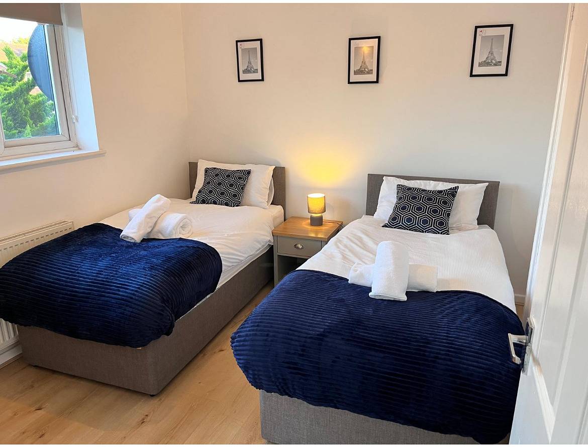 Hive Stays, sleeps 3, Free Parking, Wifi, Smart Tv in Kettering, Northamptonshire