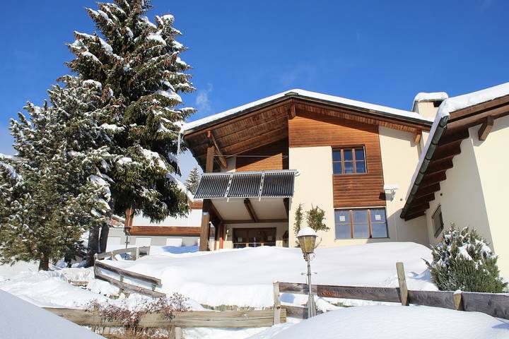 Ferienwohnung für 6 Personen, mit Balkon und Terrasse sowie Garten in Brigels