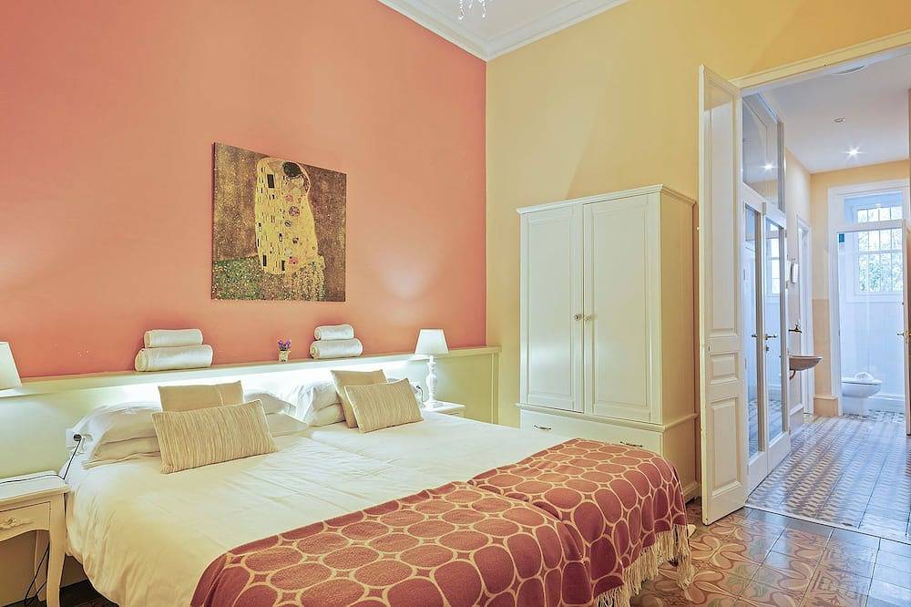 Villa with private garden and pool,big terrace-solarium,pergola in Barcelona Zentrum, Barcelona