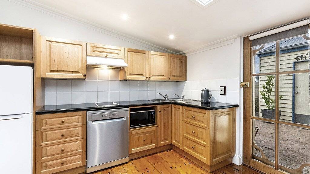 Curragh Cottage is one of two quaint historic one bedroom cottages in Port Fairy in Port Fairy, Shire of Moyne