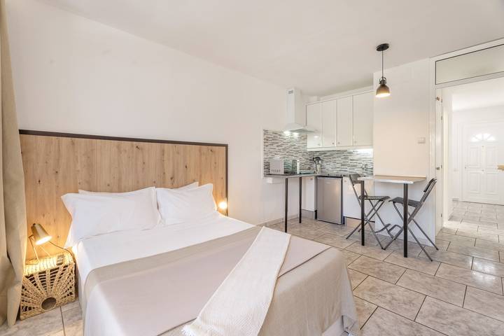 Hel enrumslägenhet, Vacation Studio 'Hand Made Suite' with Shared Pool, Wi-Fi & Air Conditioning in Costa del Silencio, Arona