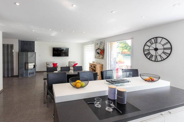 Location de vacances pour 8 personnes, avec sauna et vue ainsi que jardin et piscine, animaux acceptés à Crots