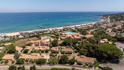 Parc de vacances pour 3 personnes, avec terrasse ainsi que jardin et piscine, animaux acceptés dans le Var