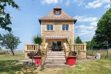 Gîte pour 14 personnes, avec terrasse et jardin à Saint-Geyrac