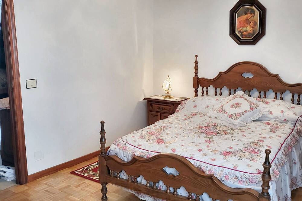 Entire apartment, Homerez - Comfortable apartment in Vivero with balcony in Viveiro, Galician Coast