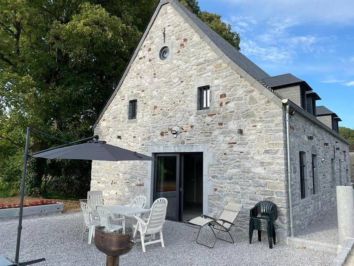 Location de vacances pour 9 personnes, avec Terrasse ainsi que Jardin et Vue à Momignies