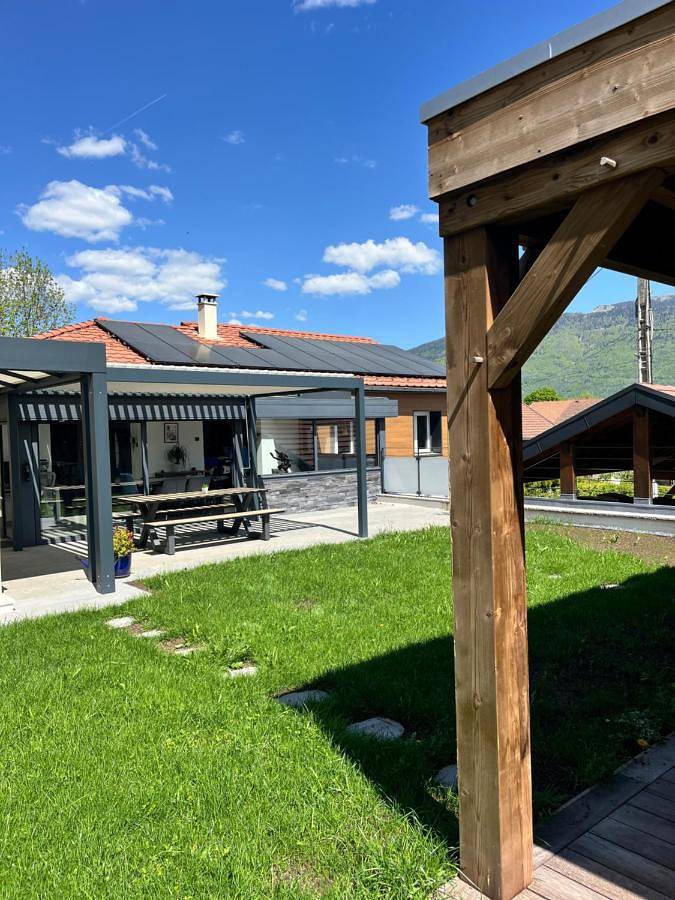 Location de vacances pour 9 personnes, avec Balcon et Terrasse ainsi que Jardin et Vue dans Valserhône