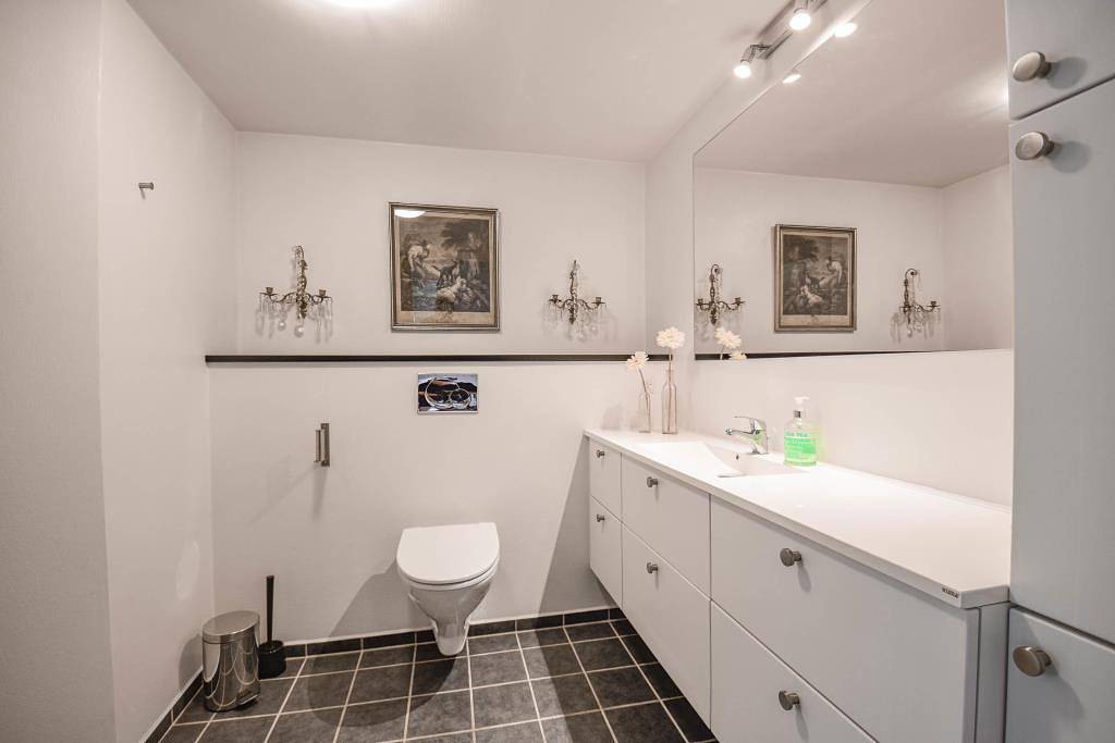 Renovated farmhouse with over 200 square metres of living space, sauna and whirlpool in Fjand, Nissumfjorden