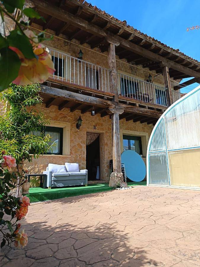 Casa de vacaciones para 16 personas, con jardín y jacuzzi además de sauna y piscina - 1