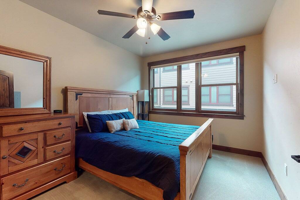 Ganze Wohnung, Sunny riverfront getaway with mountain views, private hot tub, & large patio in Silverthorne, Arapaho and Roosevelt National Forests