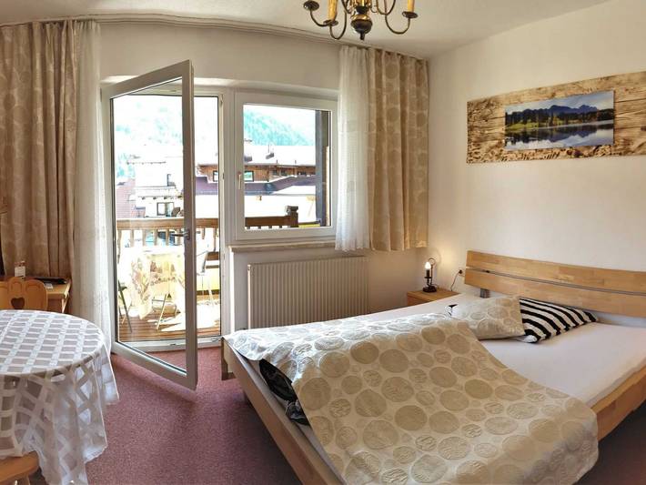 Ferienwohnung für 3 Personen, mit Balkon und Garten sowie Sauna in Fließ