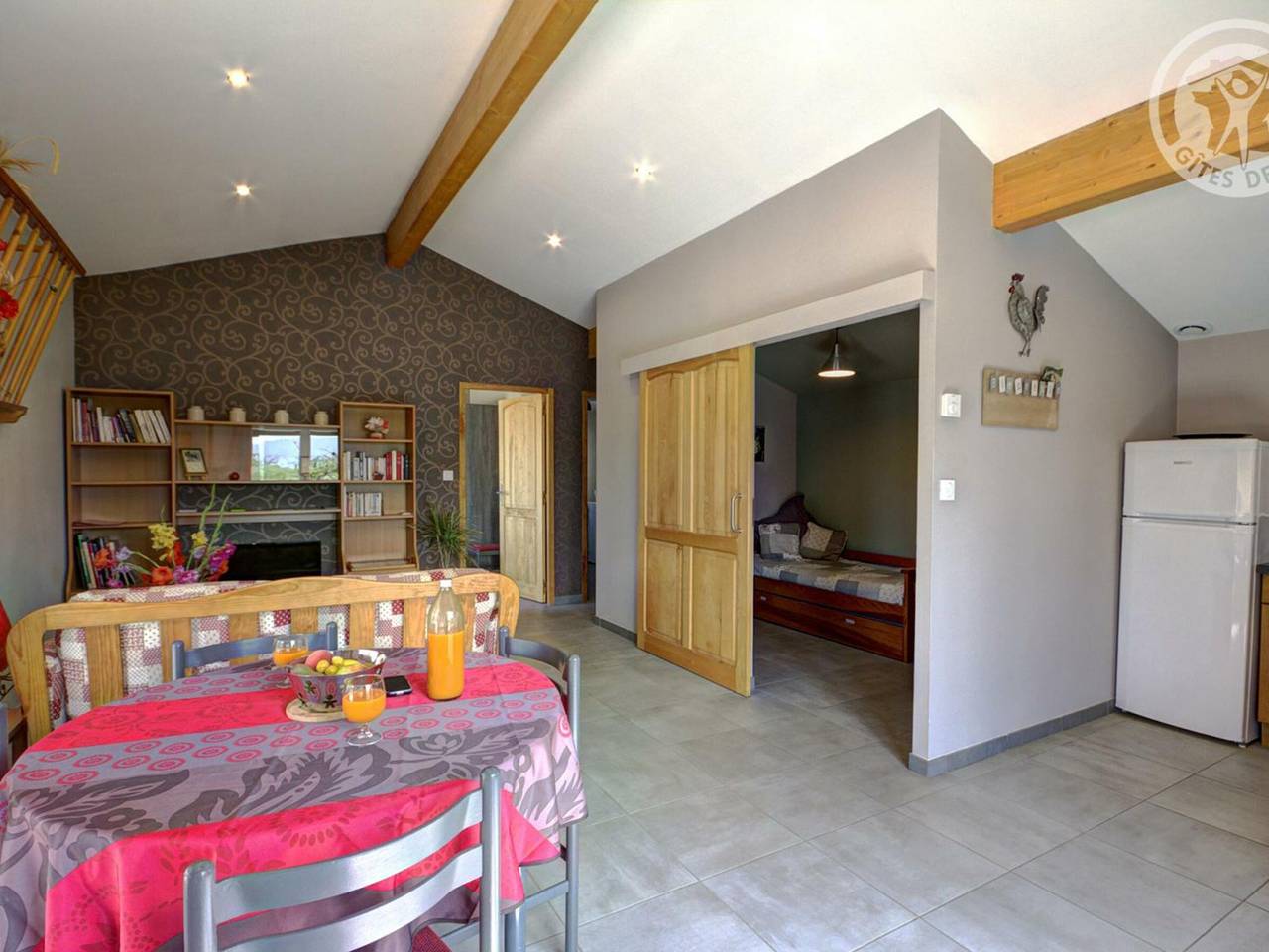 Gîte confortable à Genilac avec terrasse et jardin, idéal pour 2 personnes in Genilac, Parc Naturel Régional du Pilat