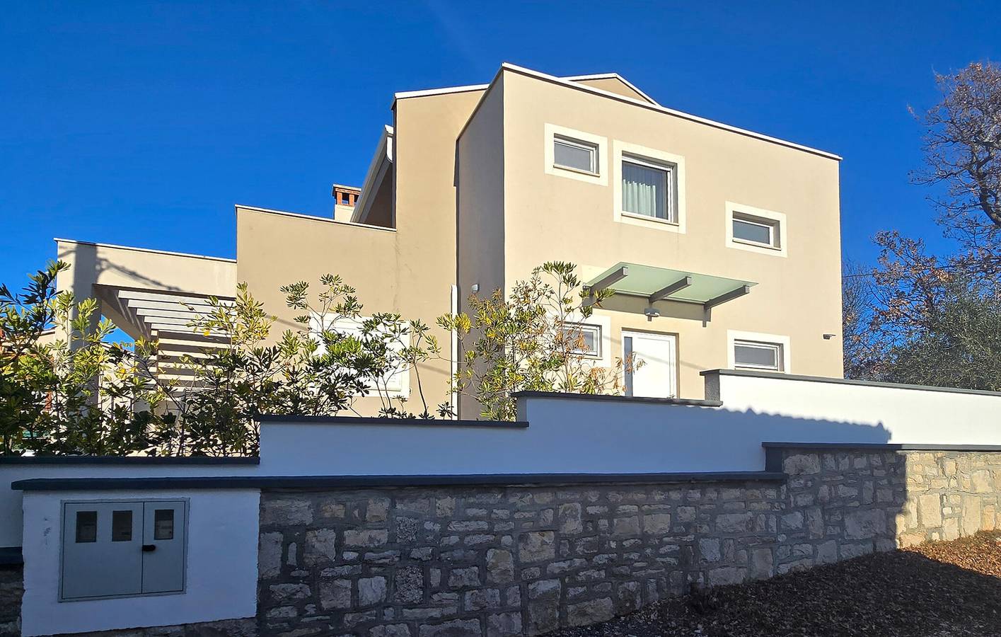 Appartement moderne de 2 chambres avec piscine, terrasse et Wi-Fi, à 2 km de la rivière in Labin, Côte Est de l'Istrie