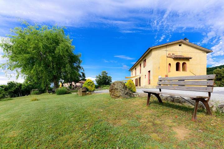 Agriturismo per 2 persone, con piscina per bambini e panorama nonché piscina e giardino in Seggiano