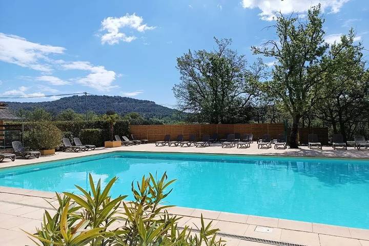 Camping für 5 Personen, mit Terrasse und Pool in Vaucluse