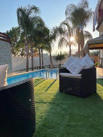 Location de vacances pour 2 personnes, avec Terrasse et Jacuzzi ainsi que Jardin et Piscine à Bianco (homonymie)