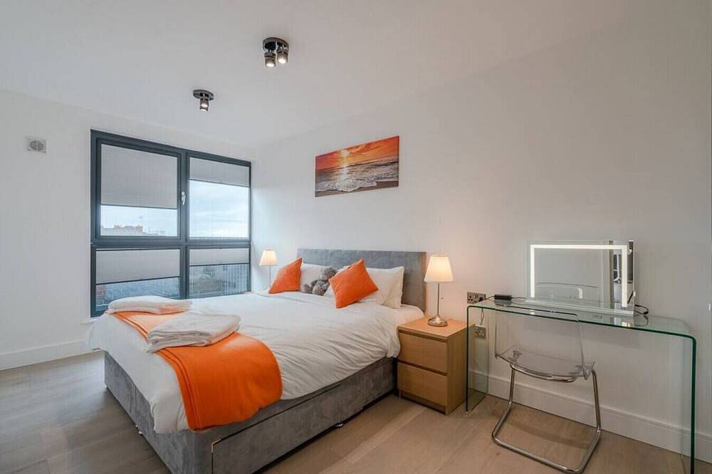 Entire apartment, Central penthouse with private hot tub and views in Cheltenham, Gloucestershire