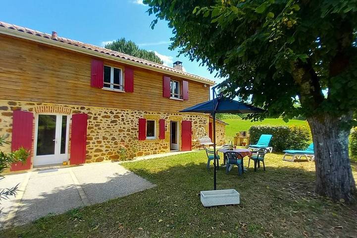 Location de vacances pour 6 personnes, avec terrasse à Goujounac