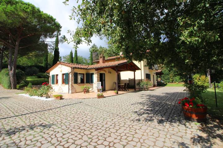 Casa rural para 13 personas, con jardín y piscina en Arezzo