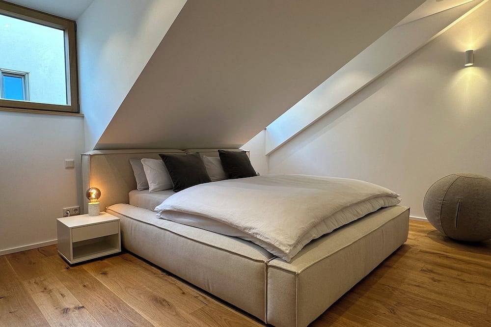 Ganze Wohnung, Exklusives Apartment am Rathausplatz: Terrasse mit Perlachturm-Blick & Parkplatz in Augsburg-Innenstadt, Augsburg