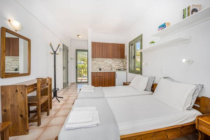 Gîte pour 2 personnes, avec jardin et balcon dans Égine - 4