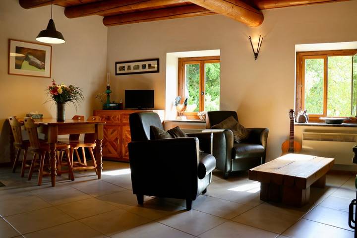 Gîte La Vie Pradis avec vue sur les montagnes, terrasse privée et wifi in Bertignat, Parc Naturel Régional Livradois-Forez