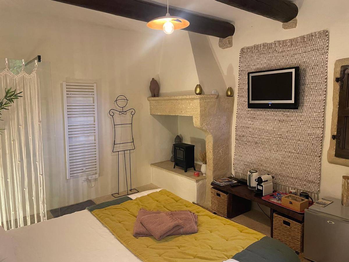 Double Room with Private Bathroom in Castillon-du-Gard, Région de Nîmes