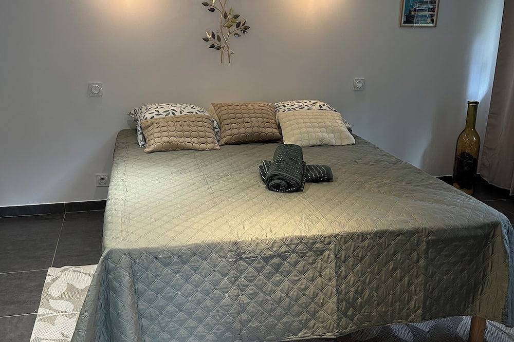 Charming bungalow on a beautiful estate in Velaux, Region de Aix-en-Provence