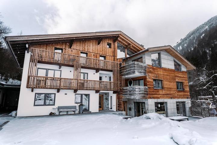 Vakantieappartement voor 6 personen, with uitzicht and balkon as well as tuin in Lermoos