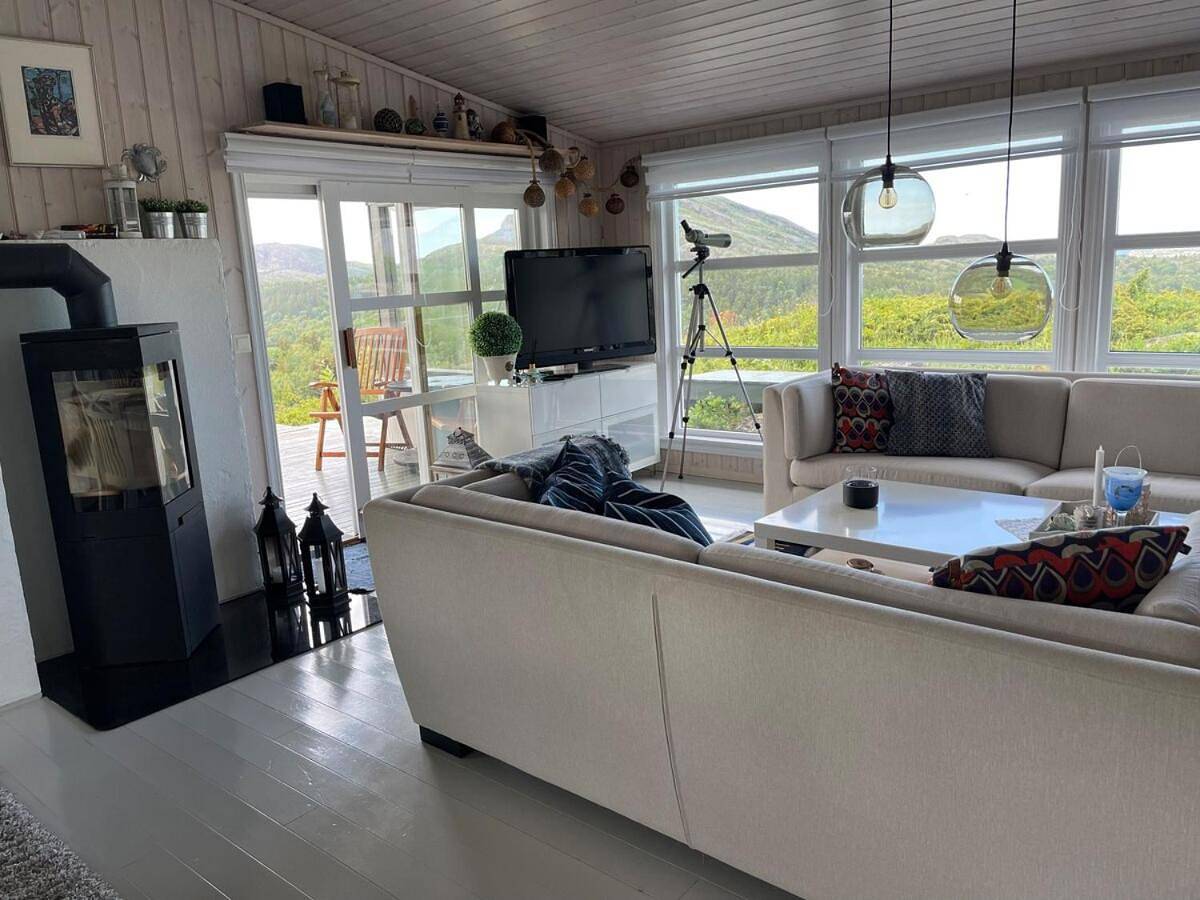 Cabin with stunning views and outdoor jacuzzie in Bjugn