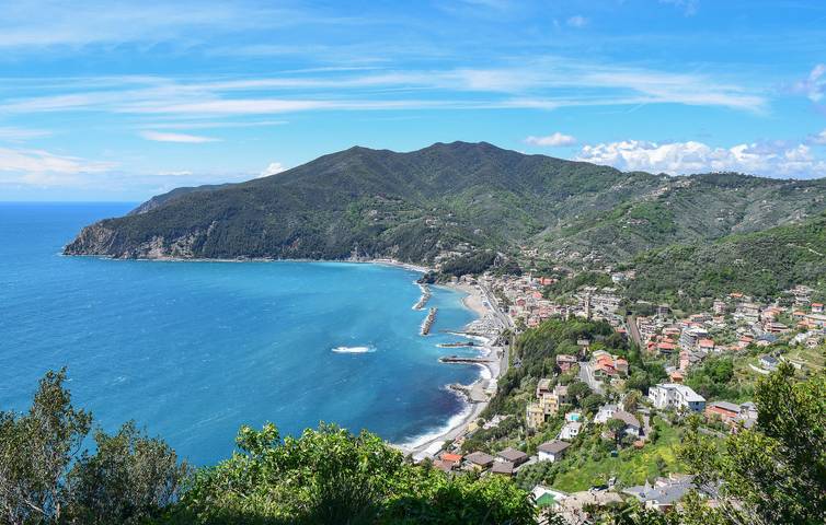 Entire holiday apartment, Cozy Apartment near Antichi Sapori - Parking, WiFi & TV in Carro (Village), Carro (Liguria)