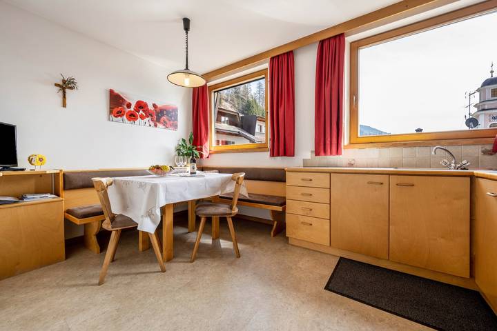 Hel lejlighed, Holiday Apartment "Manuel's App Watschinger - Enzian" with Mountain View, Balcony & Wi-Fi in Sexten, Sydtyrol