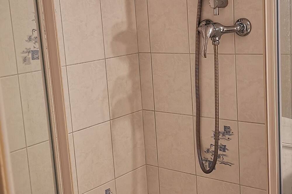 Appartement entier, Appartement dans maison de pêcheur situé à 20 mètres de la plage ! in Binic, Côte de Goëlo