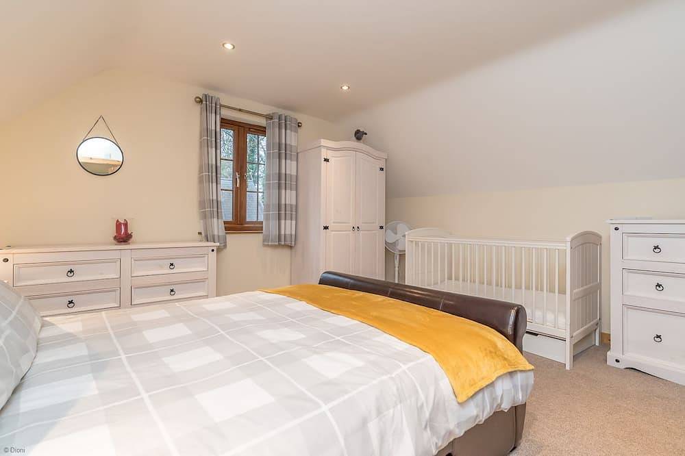 Three Bedroom Lodge with Hot Tub and Log Fire | Maes-Artro-Lodge in Llanbedr, Snowdonia