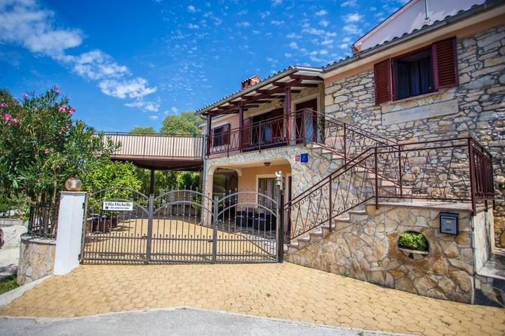 Ferienhaus für 2 Personen, mit Balkon und Whirlpool sowie Terrasse und Garten