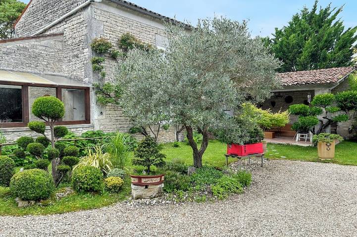 Location de vacances pour 3 personnes, avec Balcon/Terrasse ainsi que Terrasse et Jardin dans Sigogne