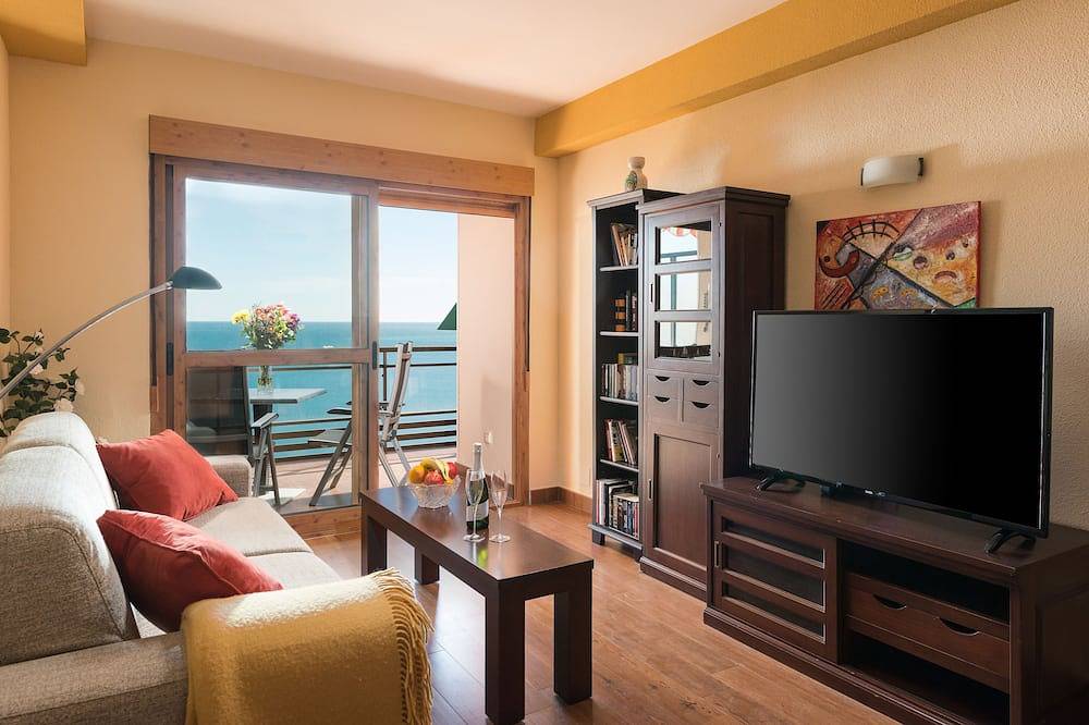 Entire apartment, Comfortable, contemporary and tranquil flat with sea views in the centre of town in Fuengirola, Costa del Sol