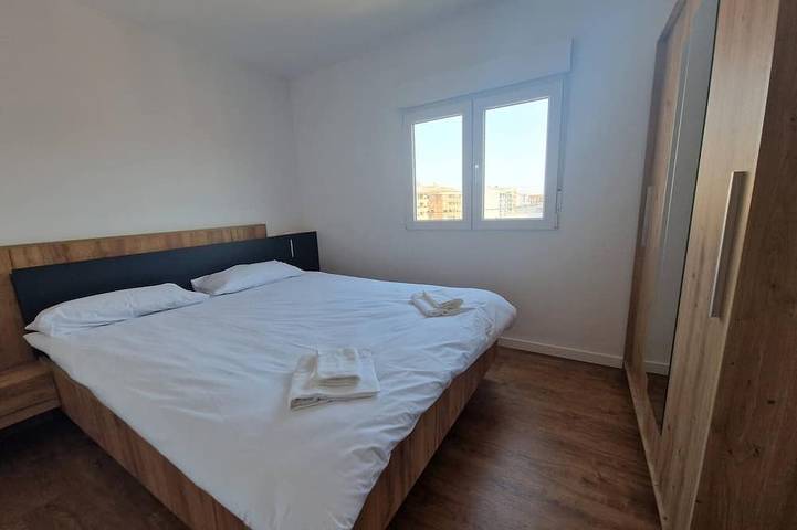 Entire apartment, Spacious 3 Bedroom Apartment with Balcony and Ac in Castellón in Castellón de la Plana, Costa del Azahar