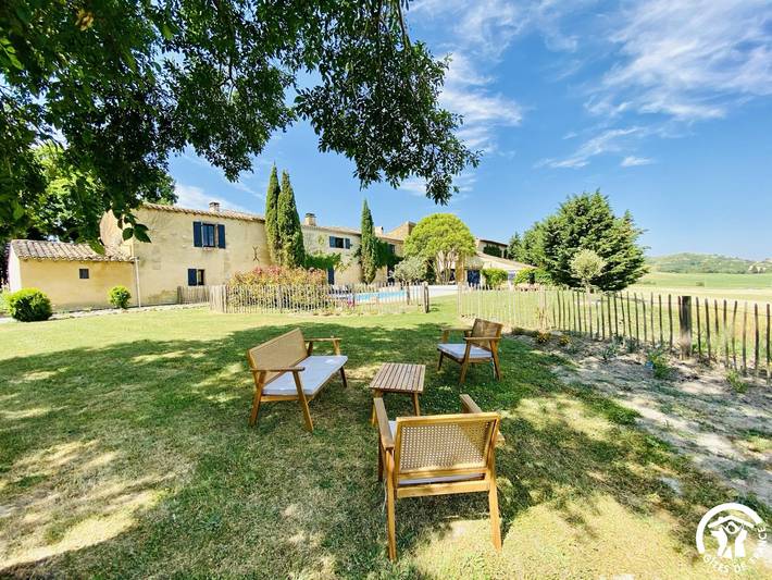 Gîte pour 24 personnes, avec Terrasse ainsi que Jardin et Piscine