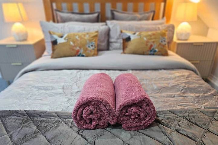 Ganze Wohnung, Stay Zen Apartments- luxury central parking garden in Woking, Surrey