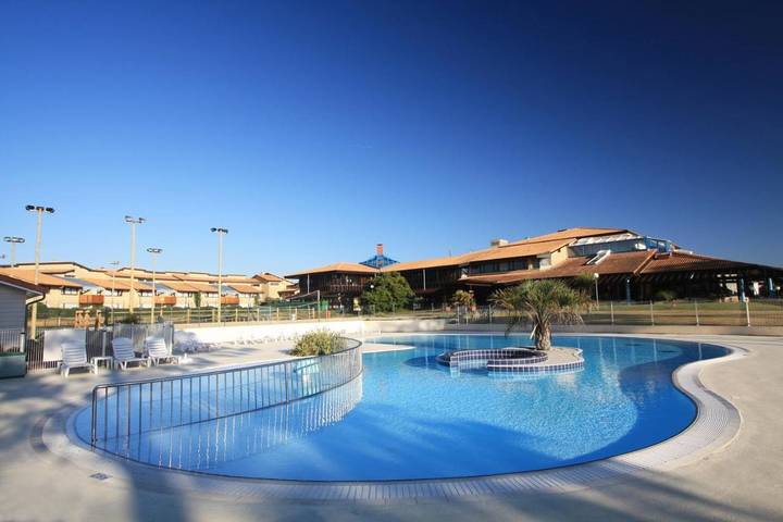 Parc de vacances pour 4 personnes, avec terrasse ainsi que piscine et bassin pour enfant dans les Landes