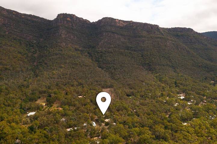 Holiday home for 8 people, with hot tub and balcony as well as garden in Halls Gap